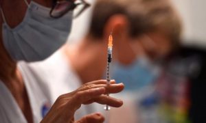 Une conférence en France alloue plus d'un milliard de dollars pour accélérer la production de vaccins en Afrique