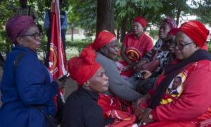 Le Malawi organise les funérailles du vice-président au milieu des protestations contre la gestion par le gouvernement de l'accident d'avion