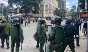 La police kenyane affronte les manifestants avec des gaz lacrymogènes et empêche l'accès au siège présidentiel