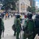 La police kenyane affronte les manifestants avec des gaz lacrymogènes et empêche l'accès au siège présidentiel