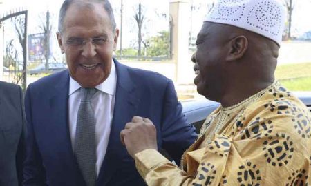 Le ministre russe des Affaires étrangères discute avec son homologue guinéen de la coopération militaire