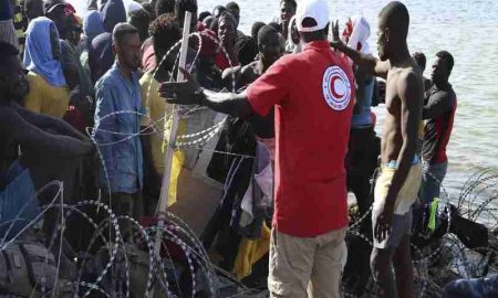 Les migrants bloqués sont confrontés à la violence et au désespoir alors que la Tunisie s'associe pour les éloigner de l'Europe