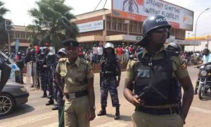 Les forces de sécurité ougandaises arrêtent des manifestants lors d'un rassemblement interdit à Kampala