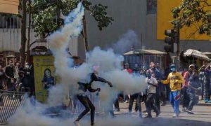 Nouvelles manifestations au Kenya et la police tire des gaz lacrymogènes à Nairobi