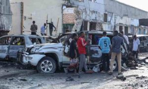 L'explosion d'une voiture piégée tue cinq personnes dans un café de Mogadiscio