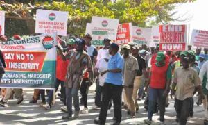 Les syndicats et le gouvernement nigérians s'accordent sur un nouveau salaire minimum et évitent une grève